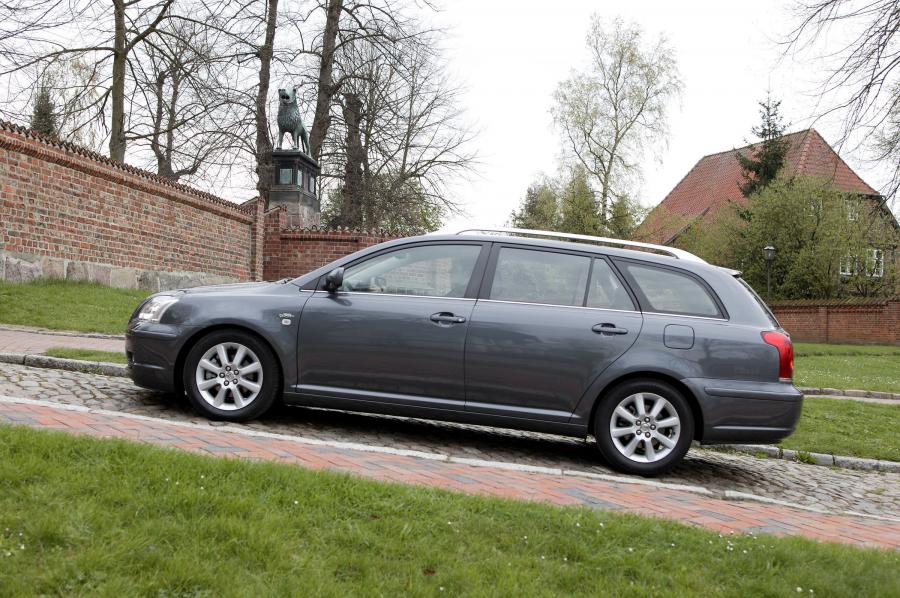  Toyota Avensis Wagon 2003 года  (фото 11 из 76)